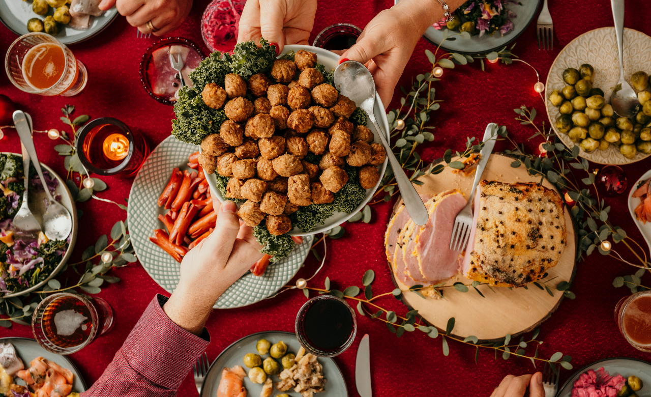 Tradisjonsrik julemat og de perfekte middagsantrekkene