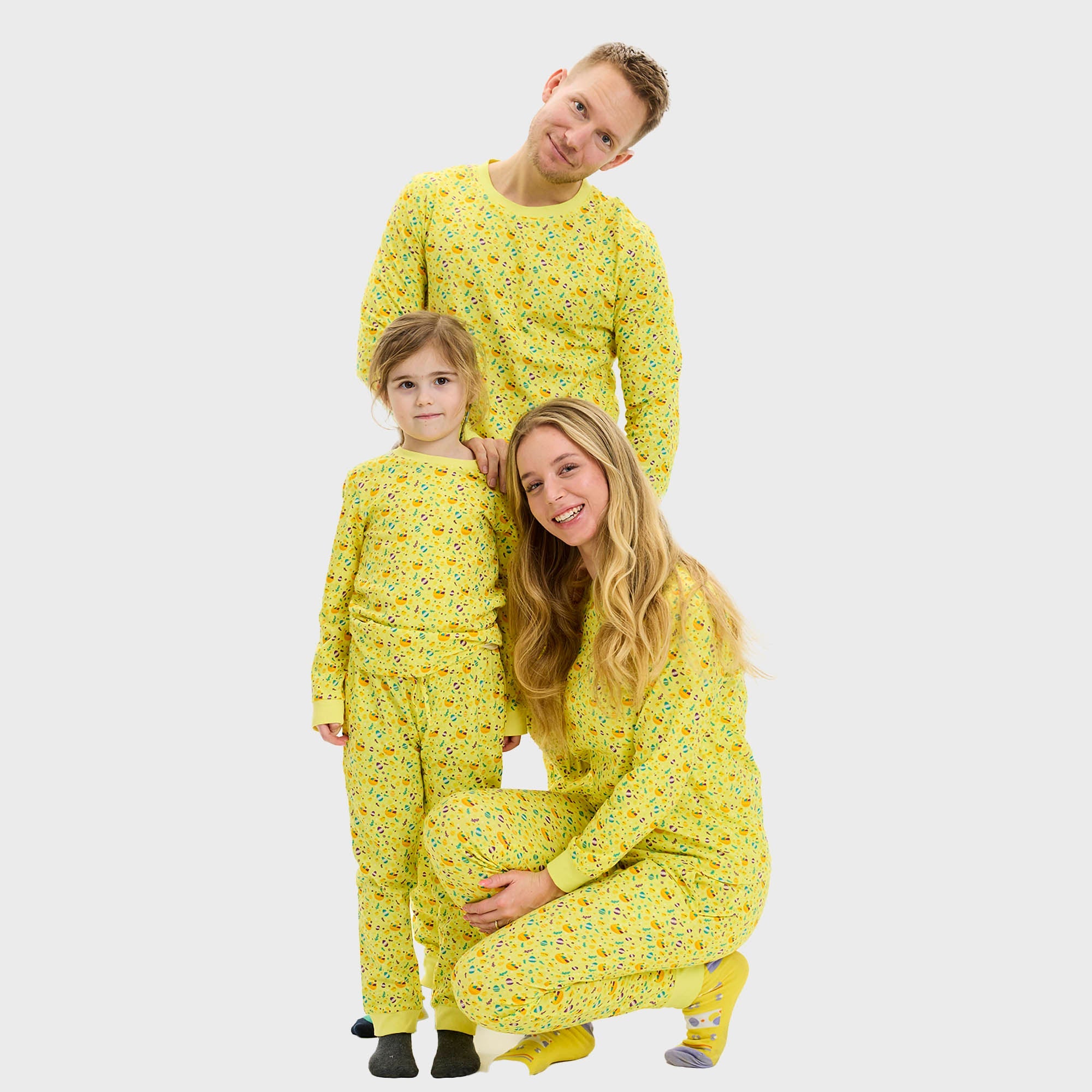 En familie poserer i gul påskepyjamas.