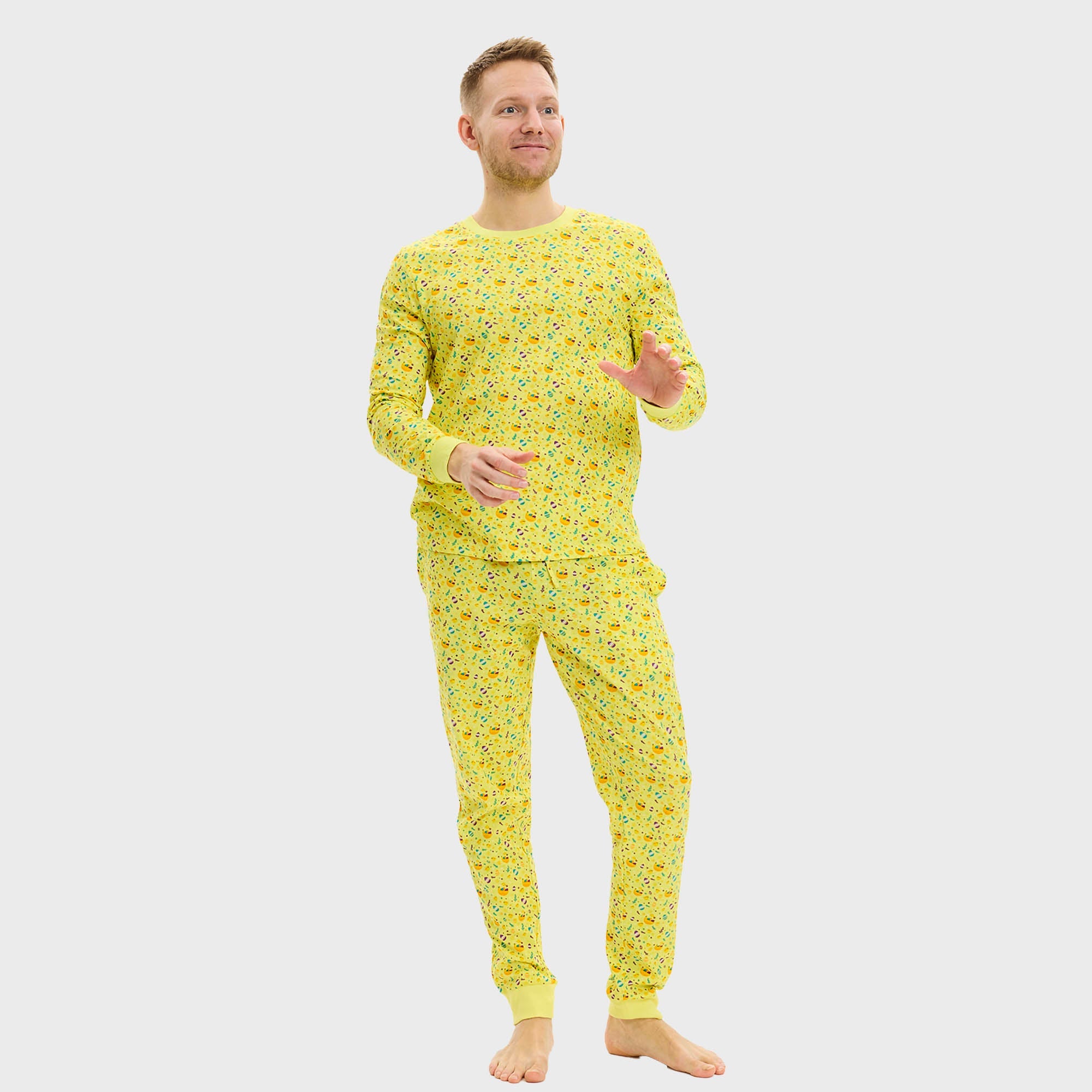 En mann i gul påskepyjamas.