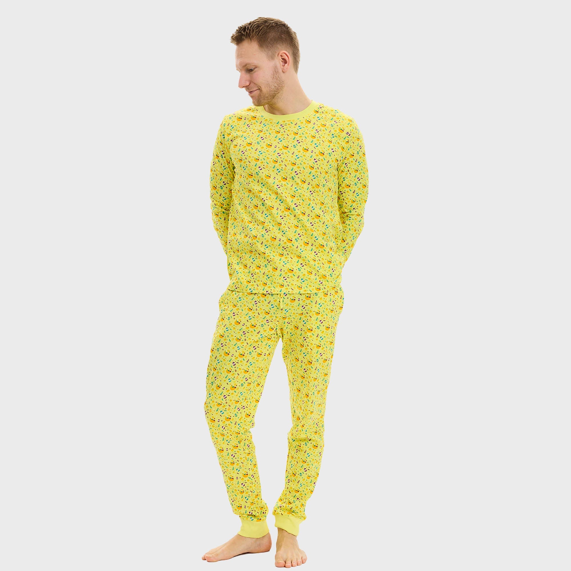 En familie poserer i gul påskepyjamas.