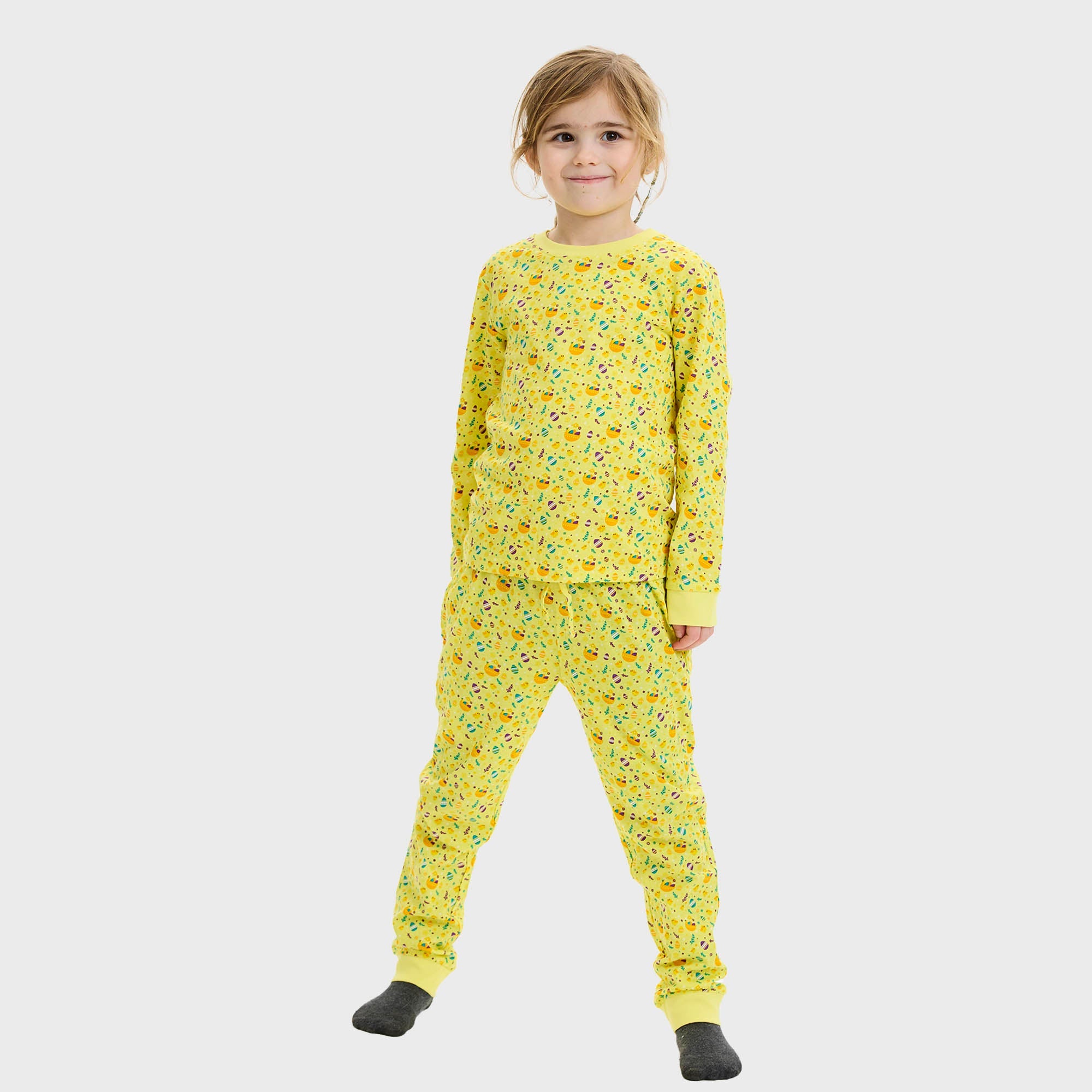 En familie poserer i gul påskepyjamas.