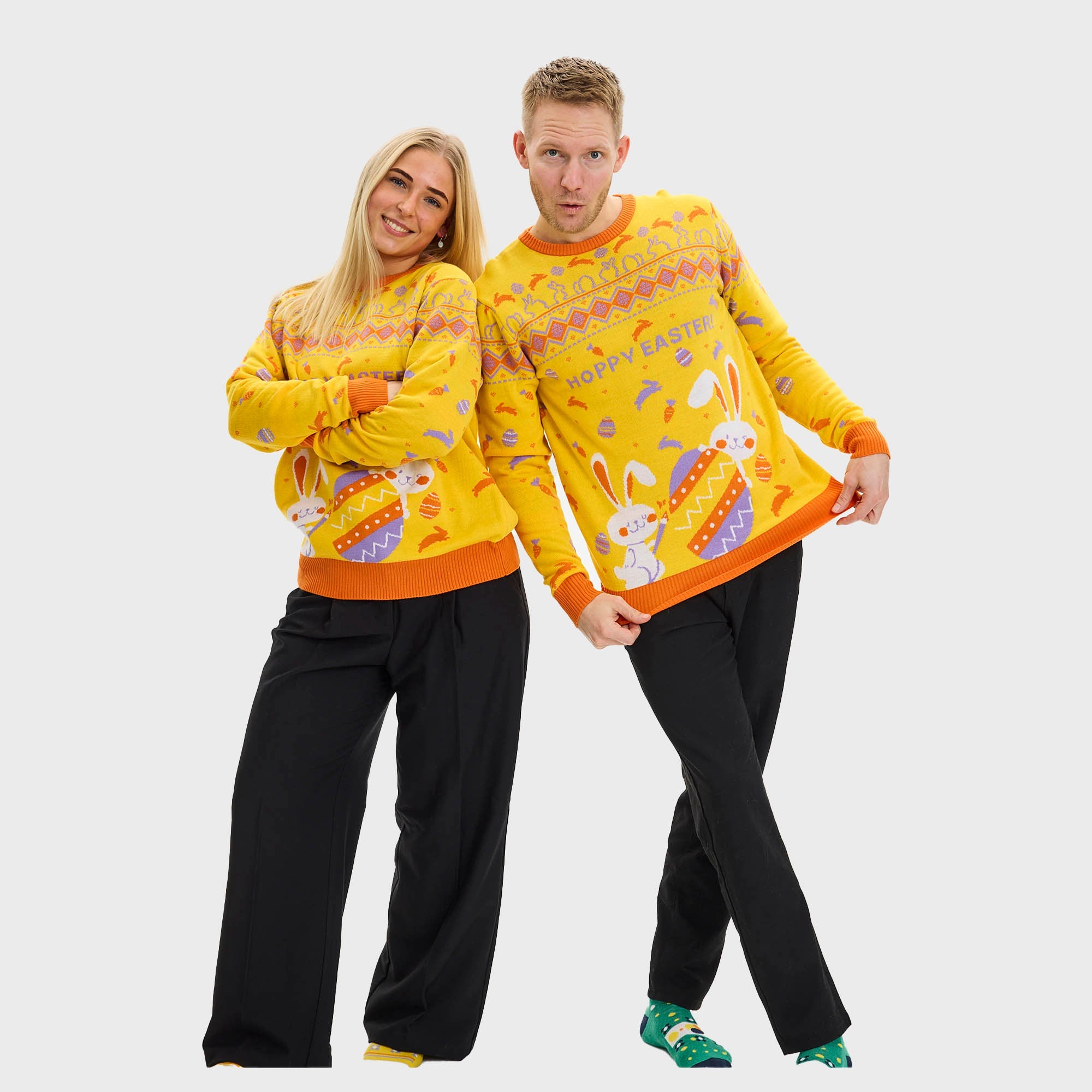 En kvinne med ryggen til iført en gul påskegenser med påskeegg på.