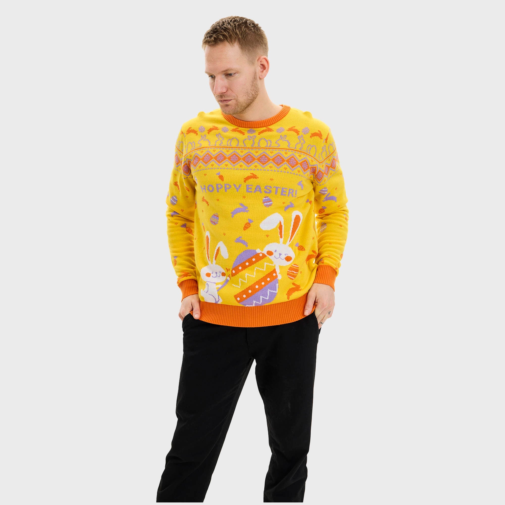 En kvinne iført en gul påskegenser med påskeegg på.