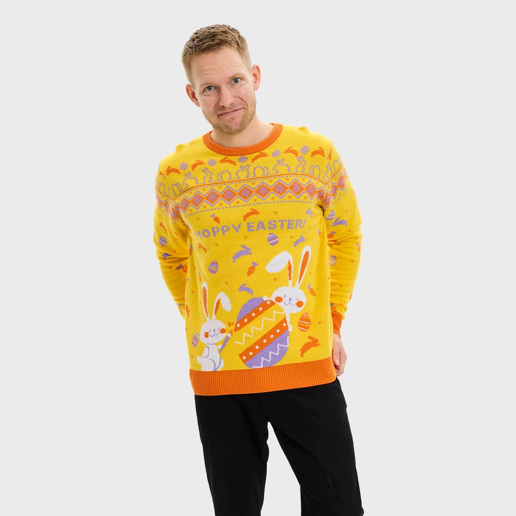 En mann iført en gul påskegenser med påskeegg på.