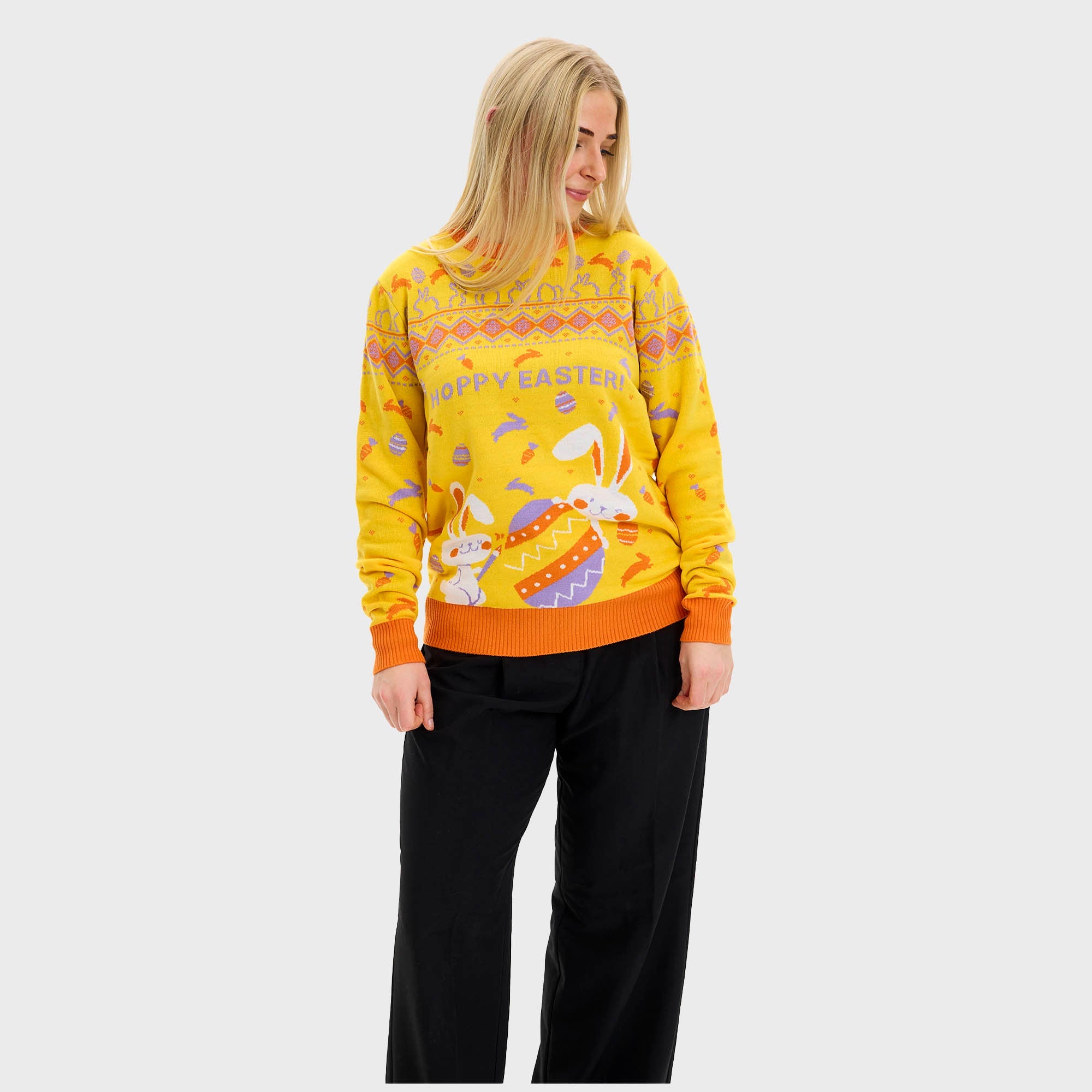 En mann iført en gul påskegenser med påskeegg på.