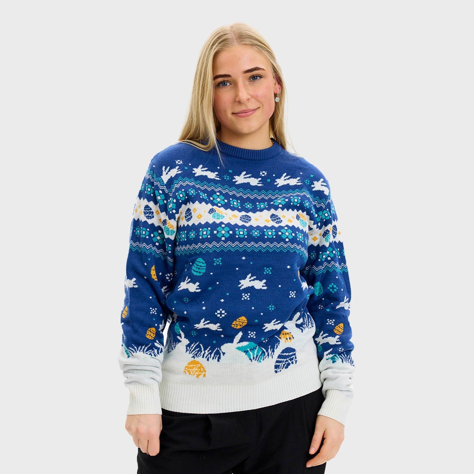 En blå påskegenser med harer på.