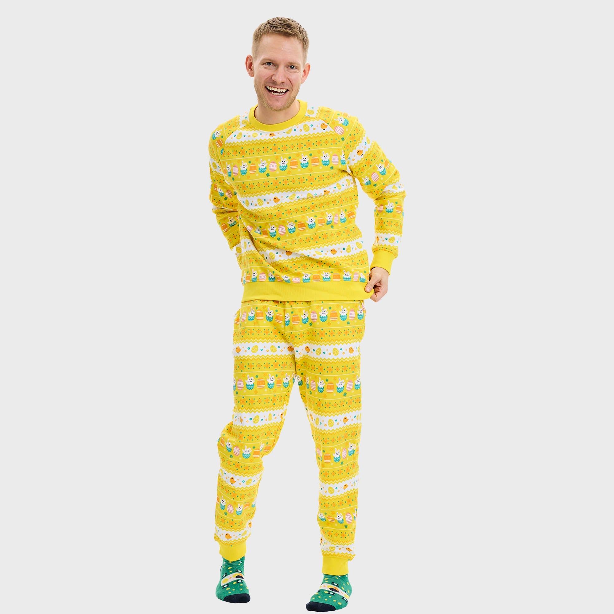 Et par i gul påskepyjamas.