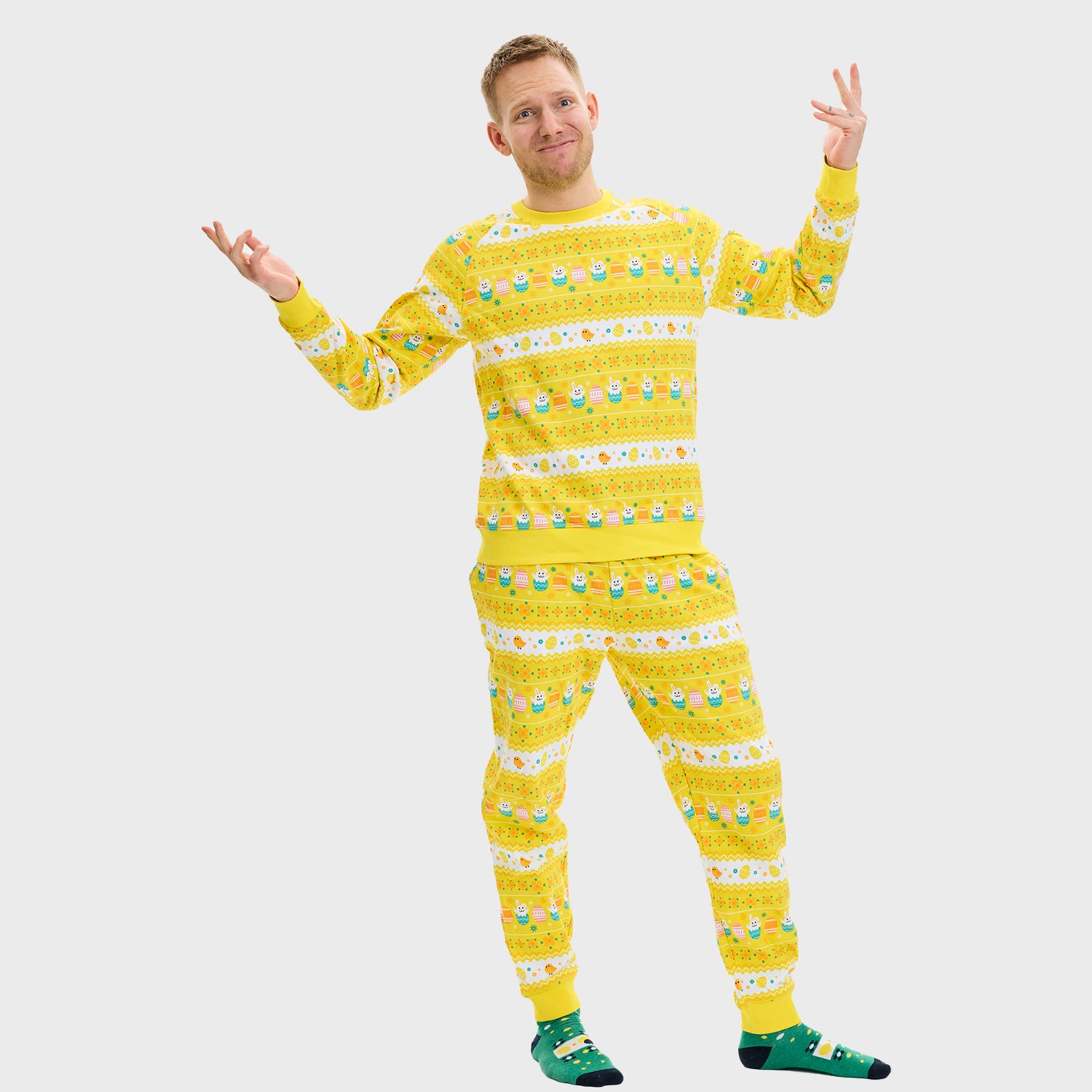 En mann i gul påskepyjamas.