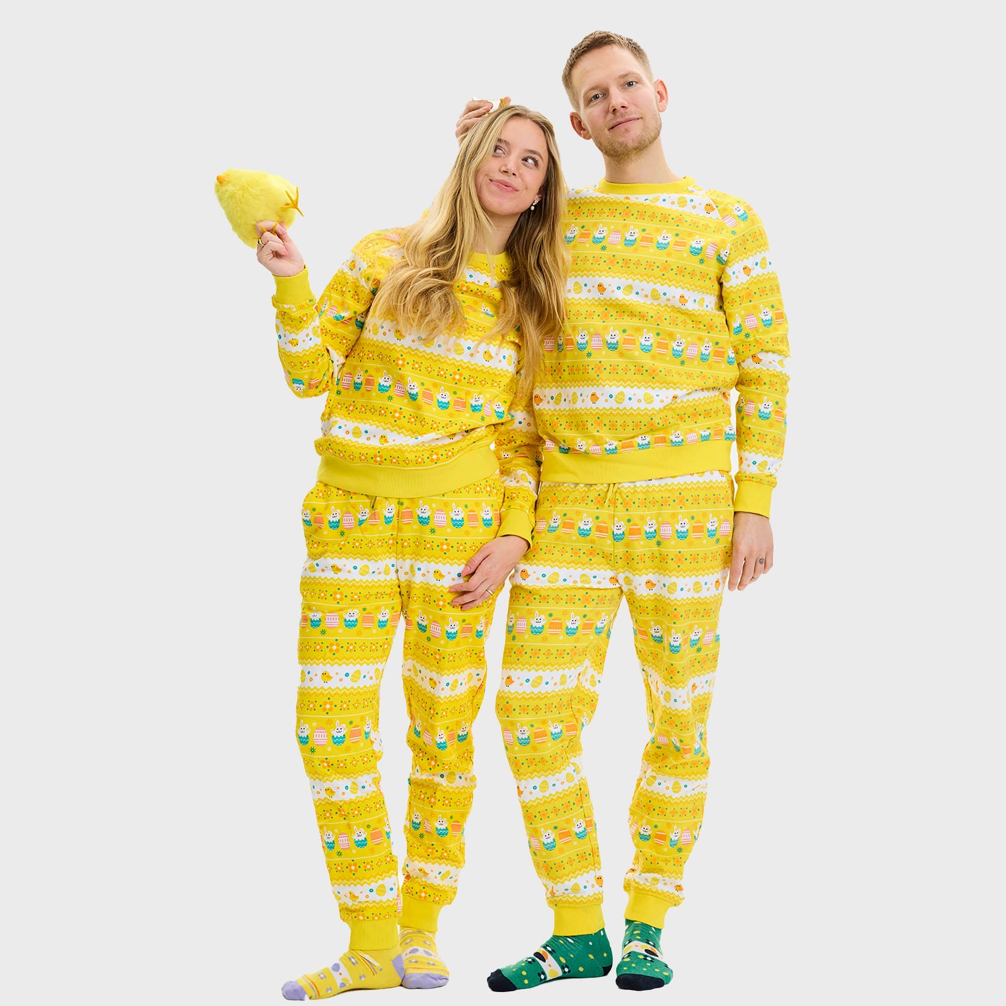 Et par i gul påskepyjamas.