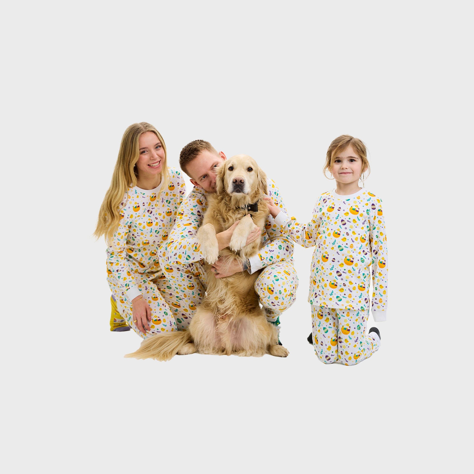 En dame i hvit påskepyjamas.