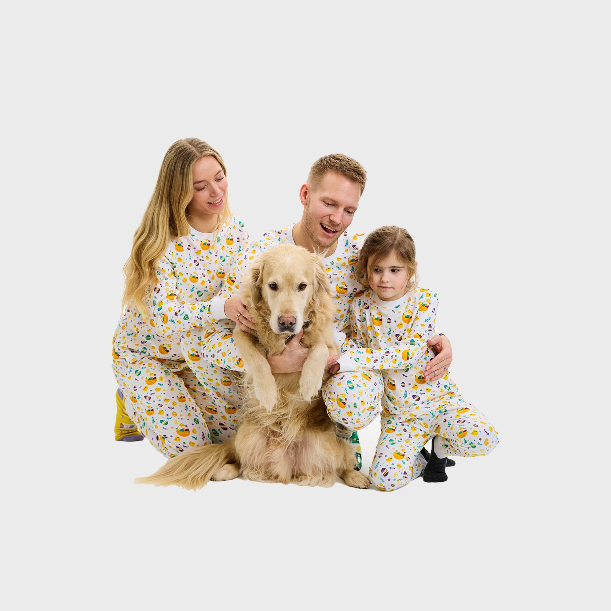 Tre menn i påskepyjamas.
