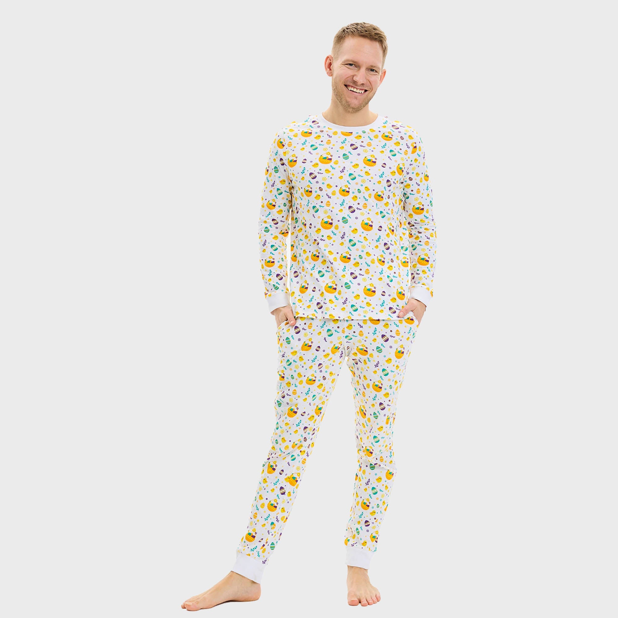 En familie i en sofa iført hvit påskepyjamas.