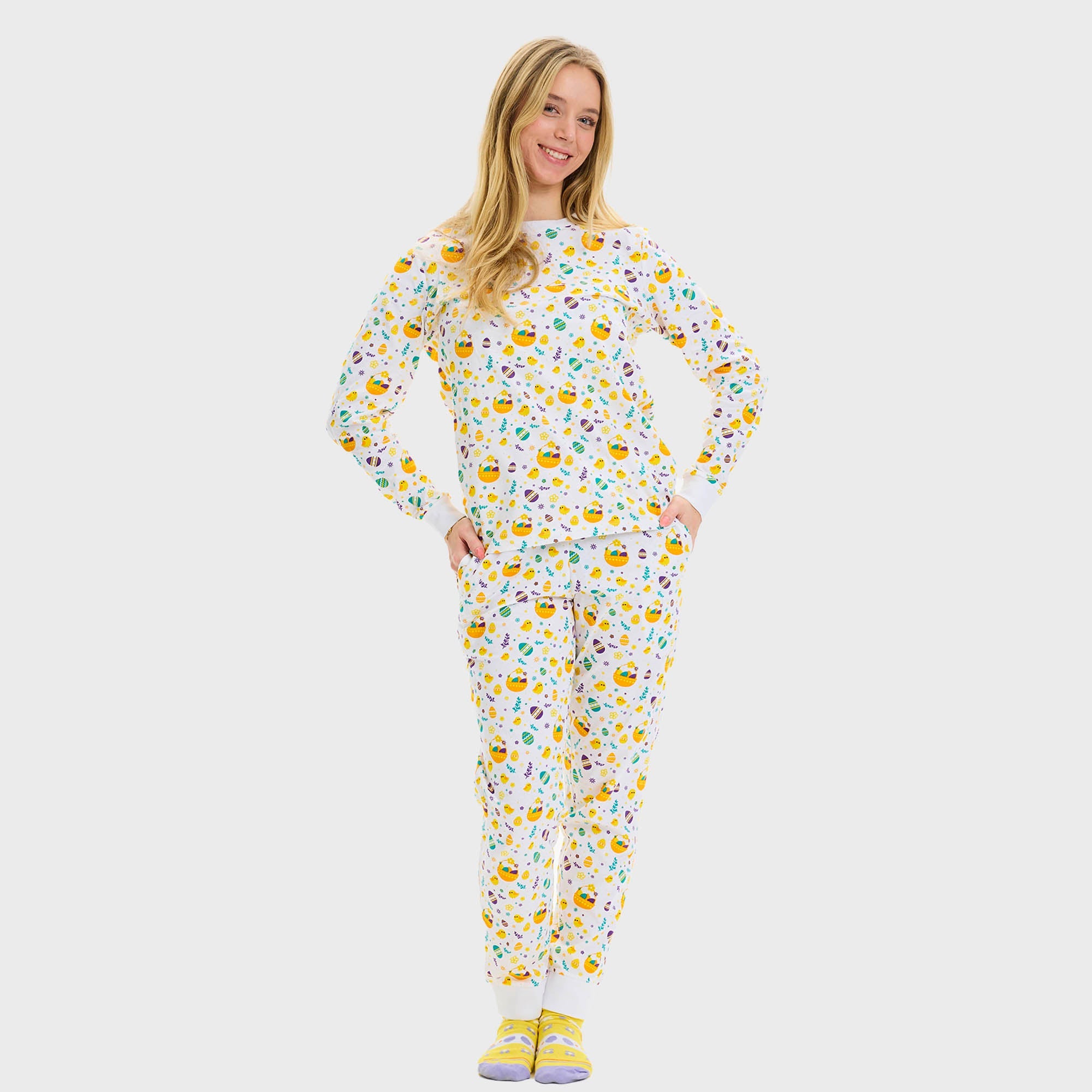 En kvinne og et barn poserer i hvit påskepyjamas.