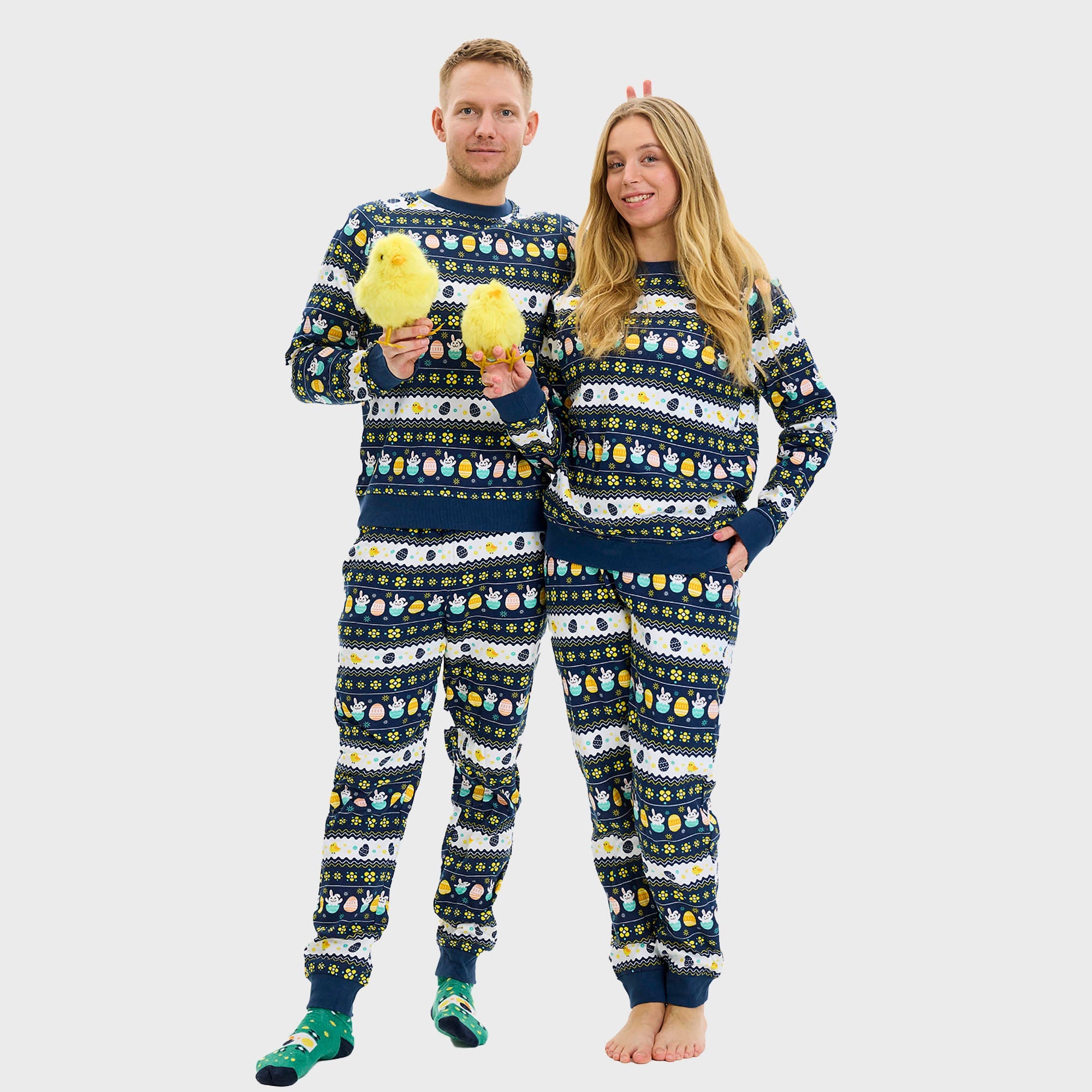 En dame i blå påskepyjamas.