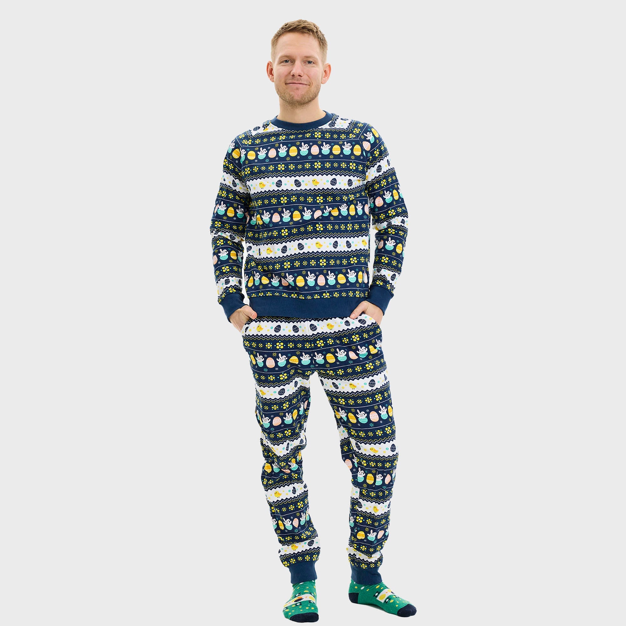 Et par i blå påskepyjamas.