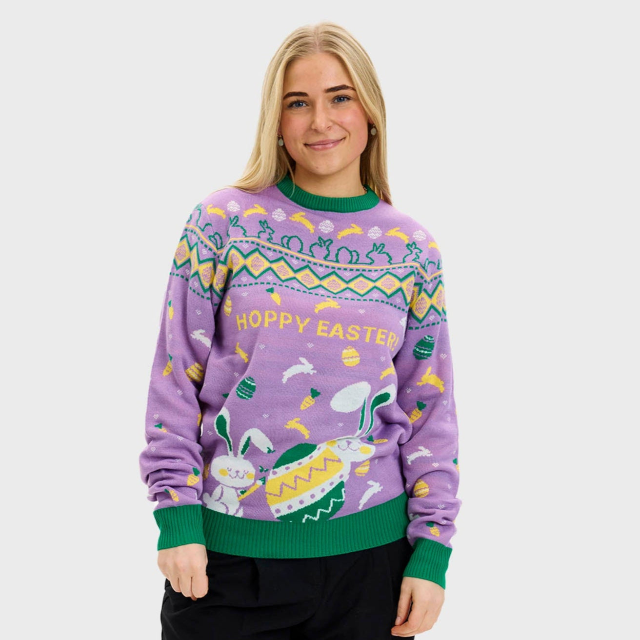 En kvinne iført en lilla påskegenser med påskeegg på.