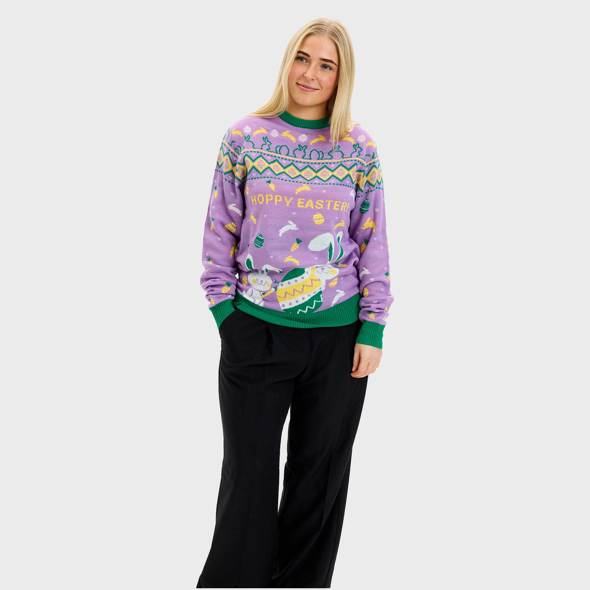 En mann med lilla påskegenser med påskeegg på.