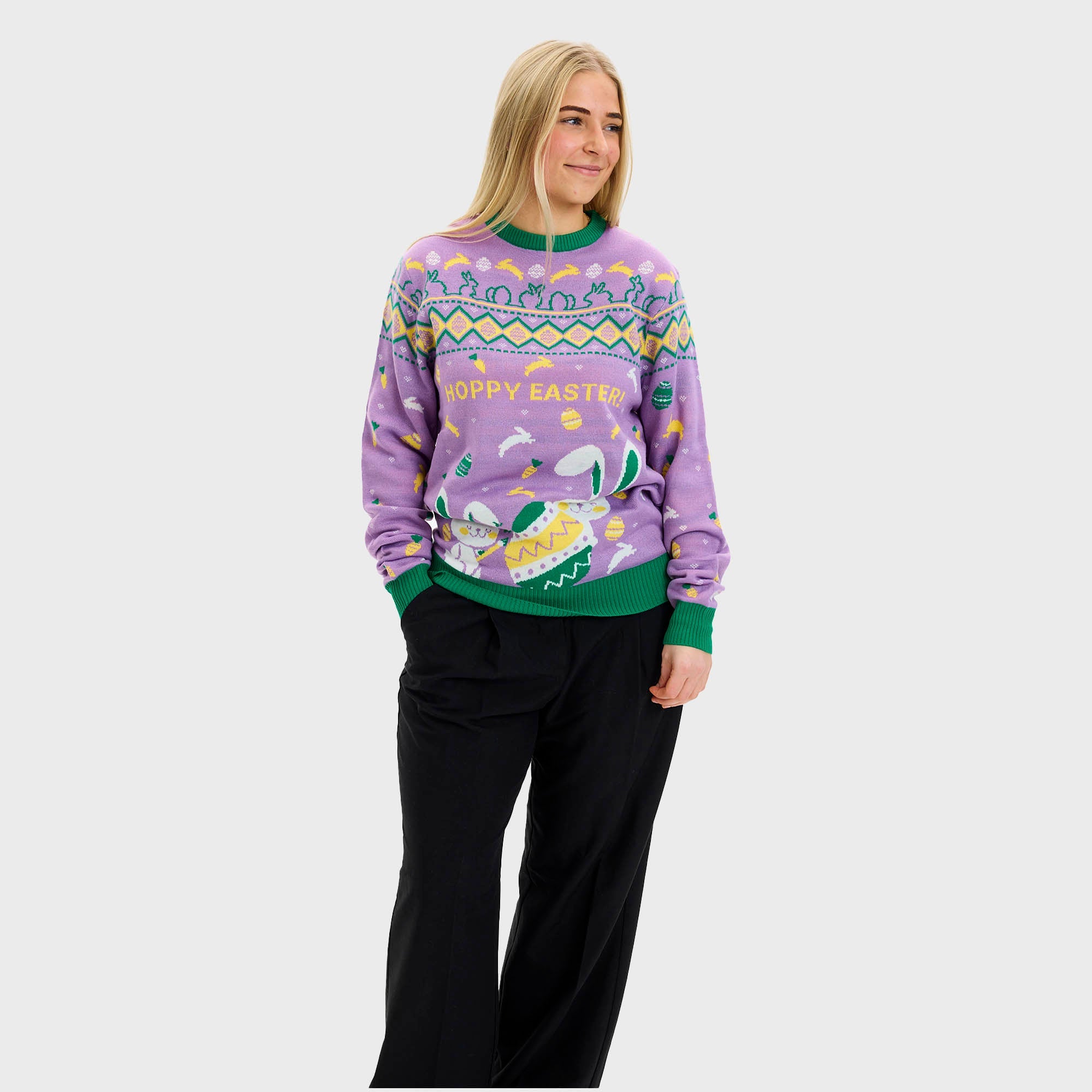 En mann med påskeegg har på seg en lilla påskegenser med påskeegg på.