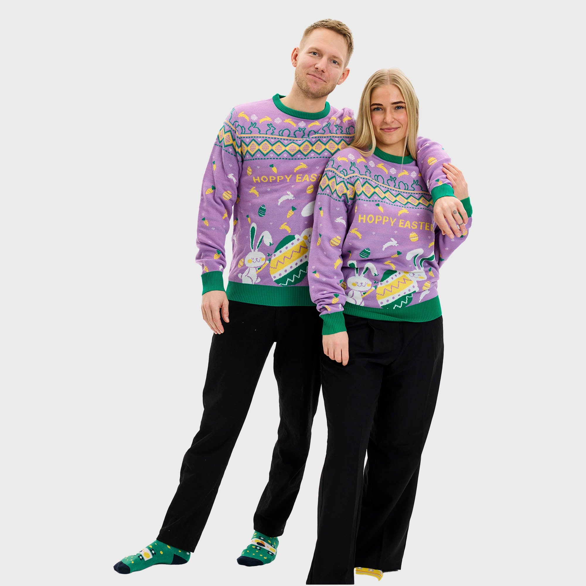 En med med ryggen til iført en lilla påskesweater med påskeæg på.