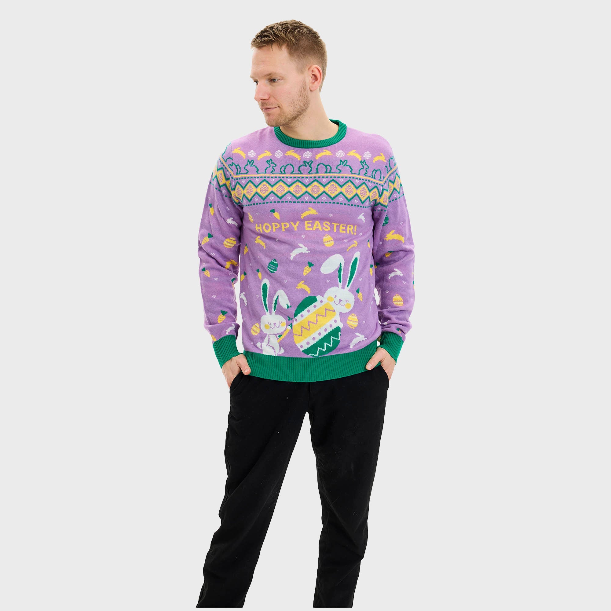 En mann med lilla påskegenser med påskeegg på.