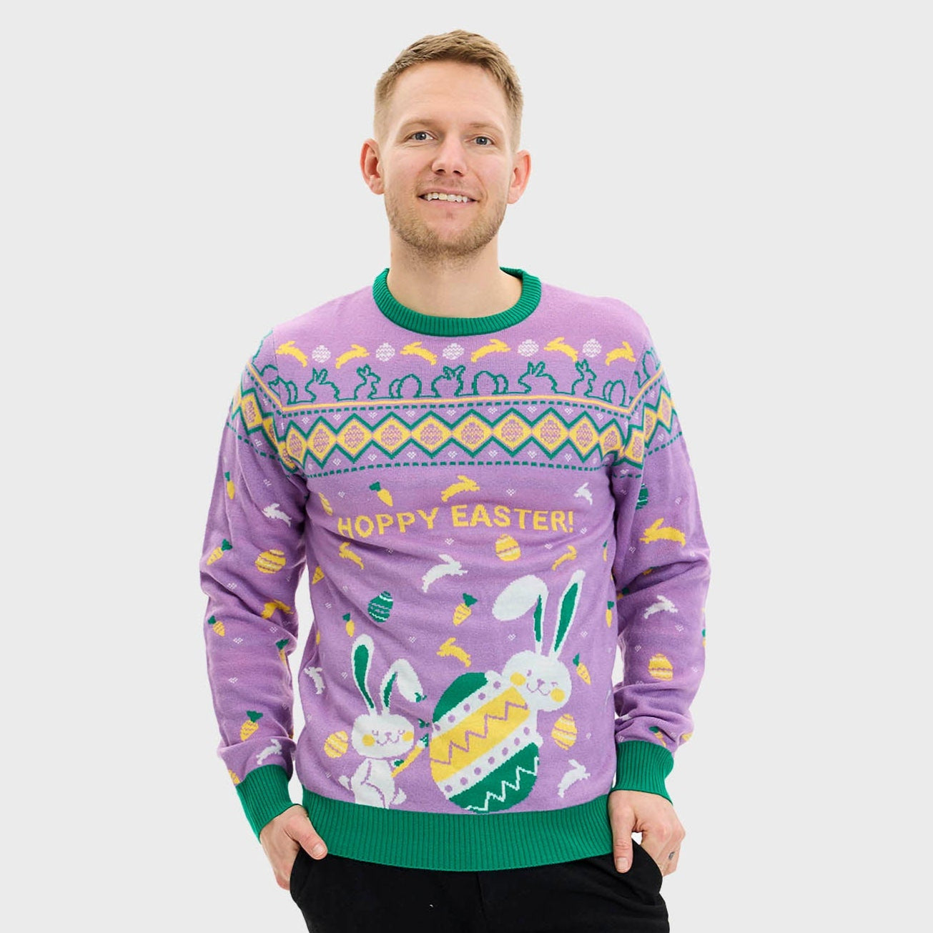 En mann med påskeegg har på seg en lilla påskegenser med påskeegg på.