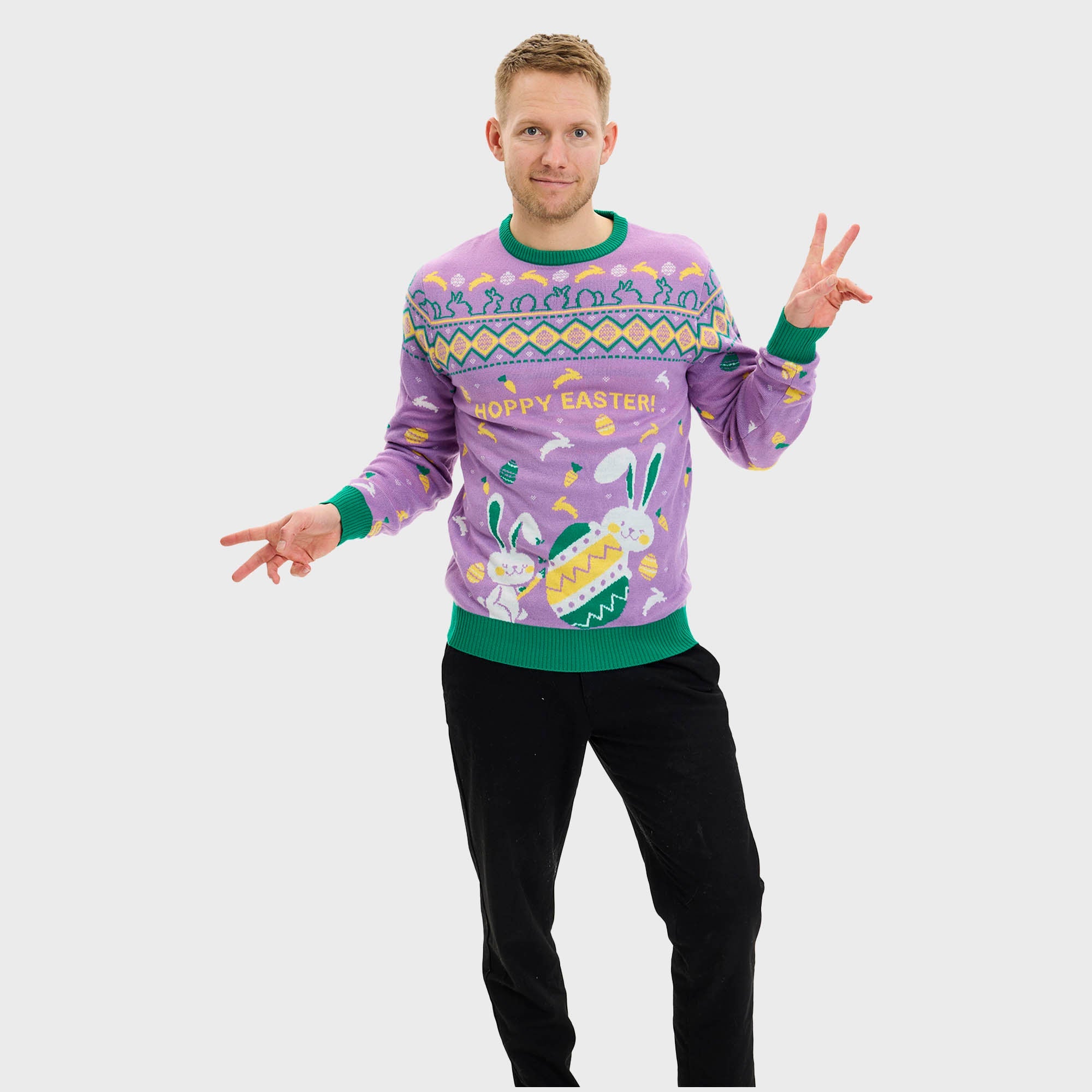 En kvinne iført en lilla påskegenser med påskeegg på.