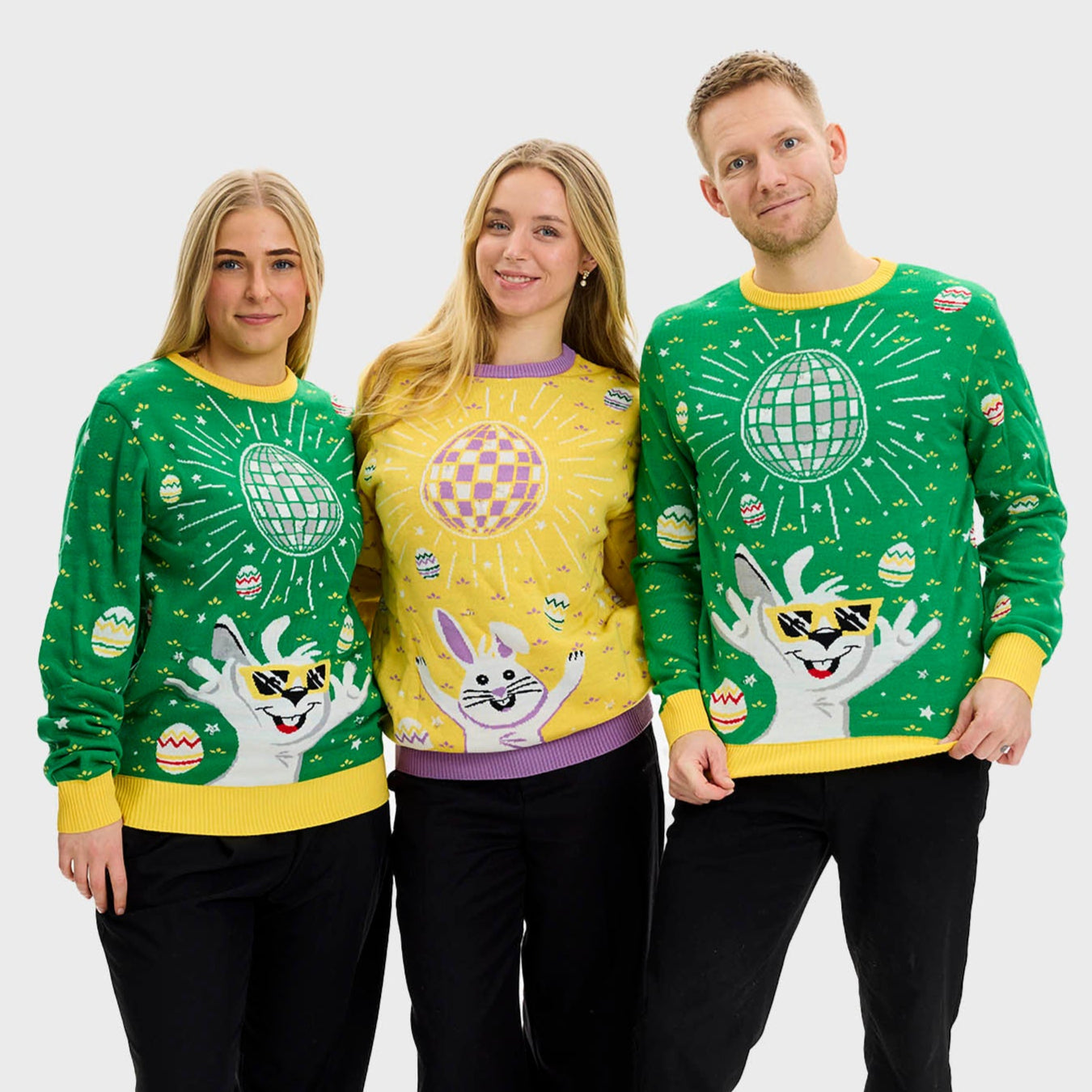 En dame i grønn påskegenser med en diskokule og en kanin.