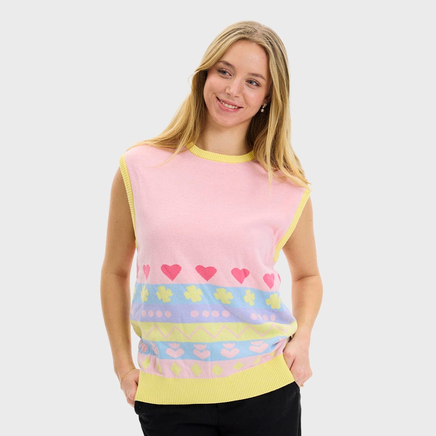 En mann i rosa mønstret påskevest.