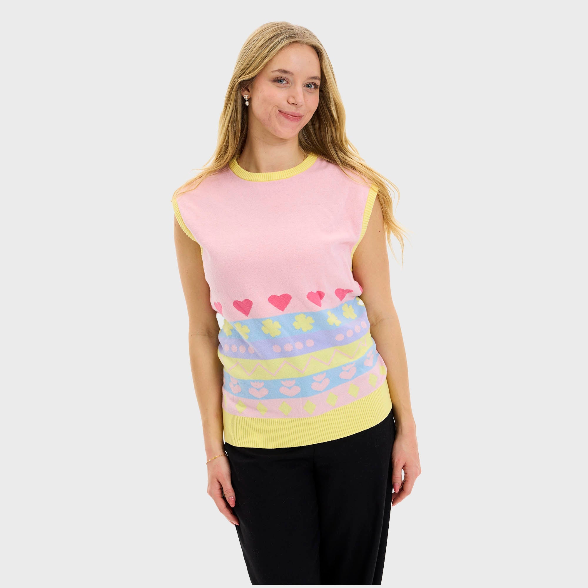 En poserende kvinne i rosa mønstret påskevest.