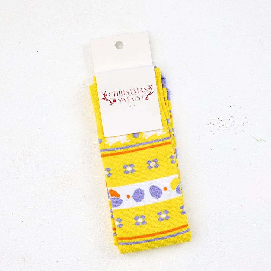 Et par gule påskesokker med trykk.