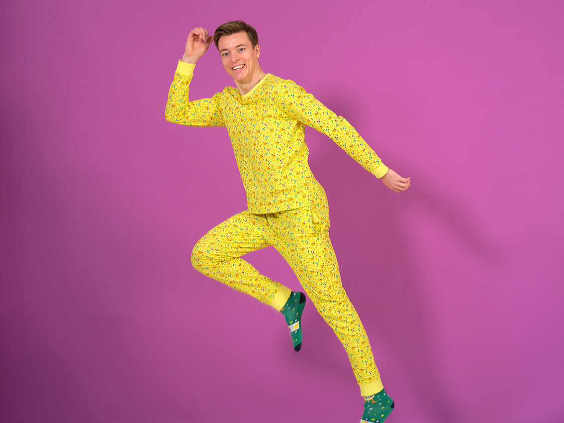 To menn menn i påskepyjamas.