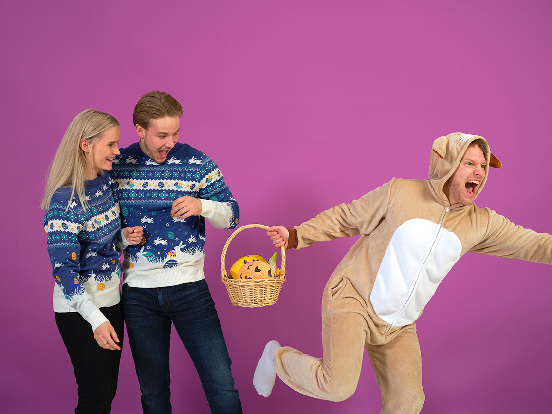 En mann og en kvinne med blå påskegenser med harer på.