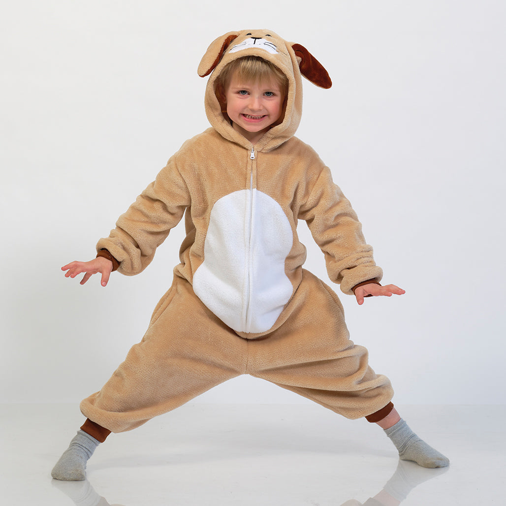 Et barn poserer i en påskeharedrakt.