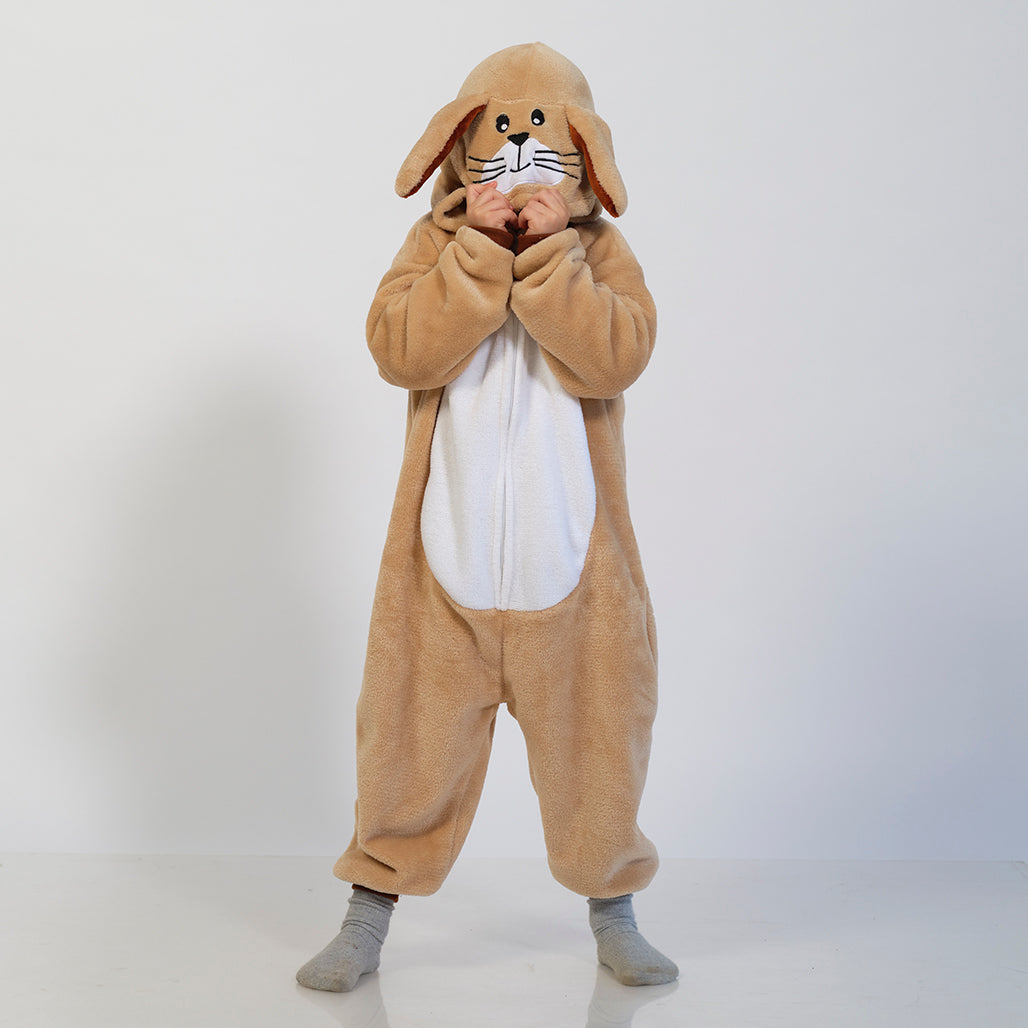 En mann og et barn i påskeharedrakt.