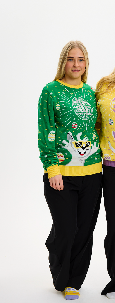 En kvinne og en mann i påskegenser med diskokule og kanin.