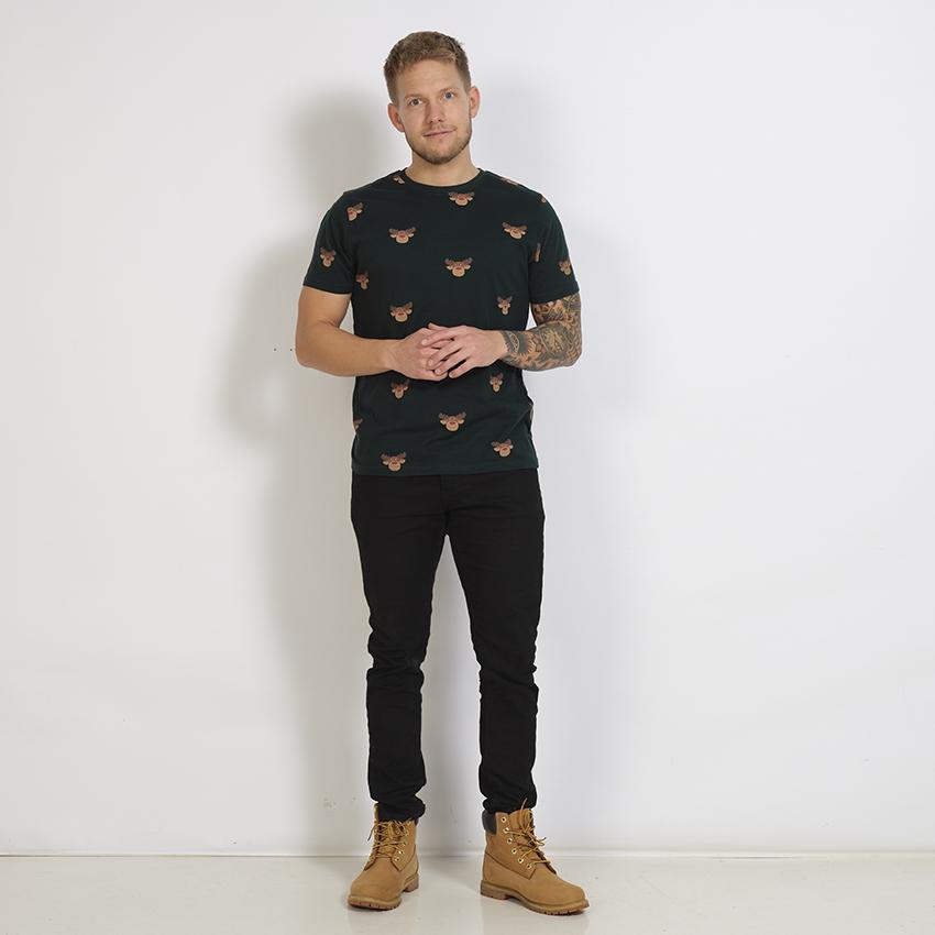 En mann i svart T-shirt med reinsdyr på.