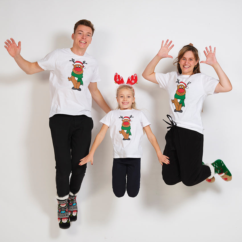 En familie i hvite T-shirts med reinsdyr.