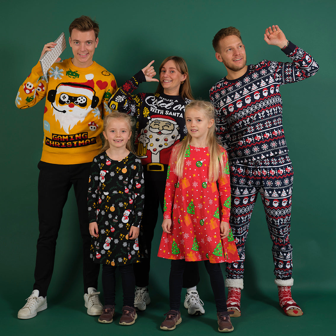 En familie med hver sin julegenser.