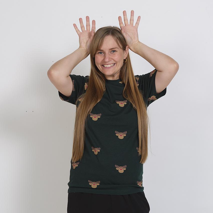 En kvinne i svart T-shirt med reinsdyr på.