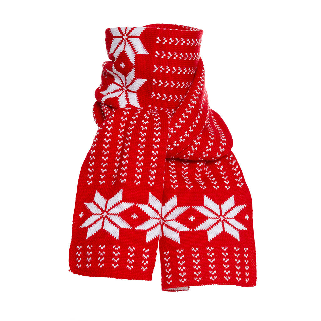 Et rødt skjerf med snøfnugg på.