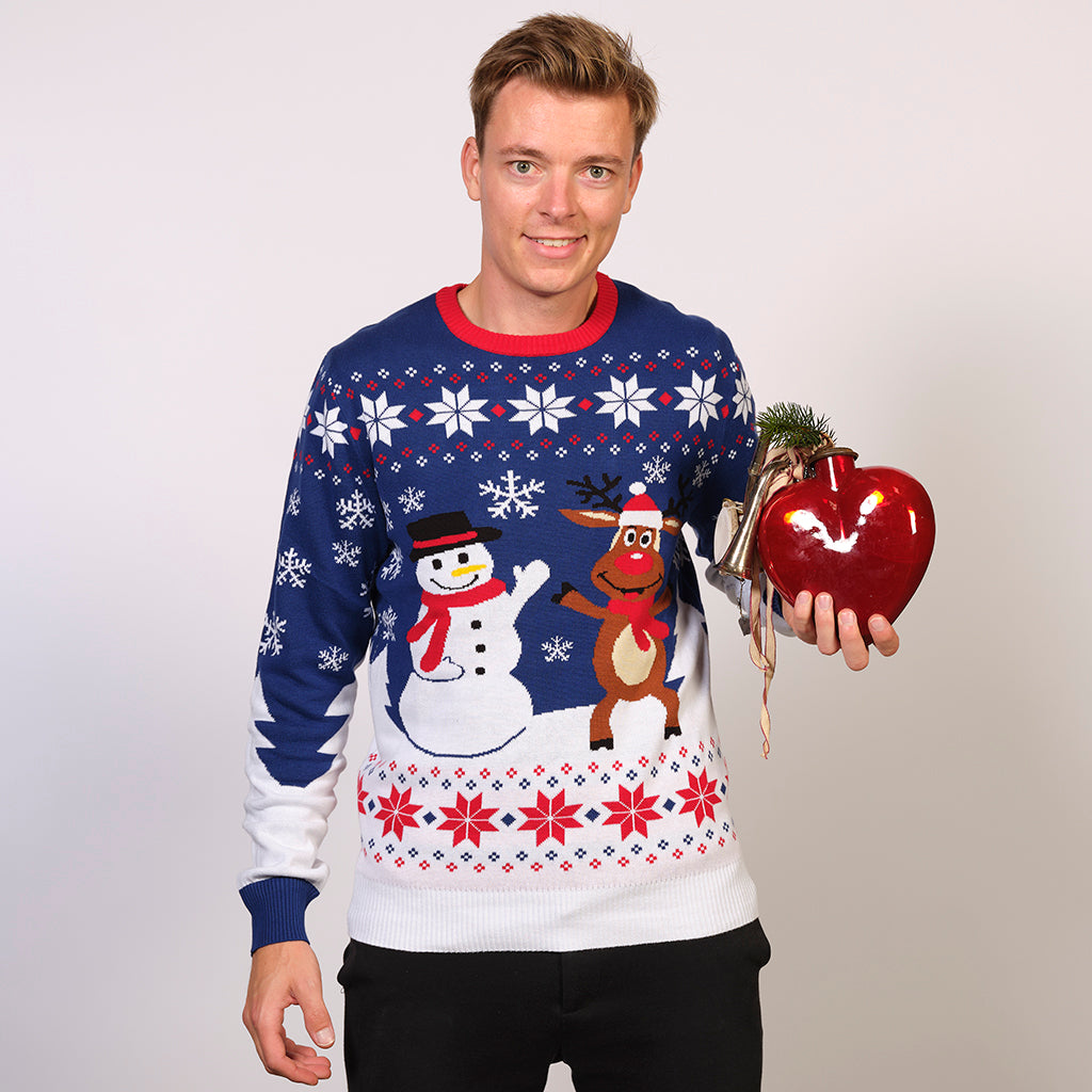 En mann i blå julegenser med snømann og reinsdyr på.