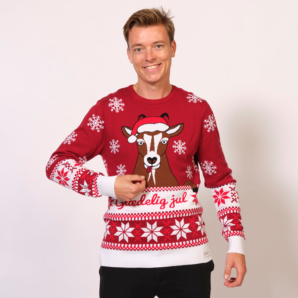 En mann iført en rød julegenser med et dyr på.