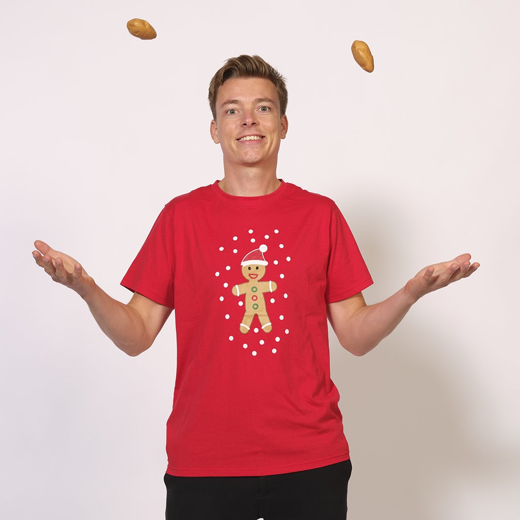 En smilende mann i rød T-shirt med kakemann på.