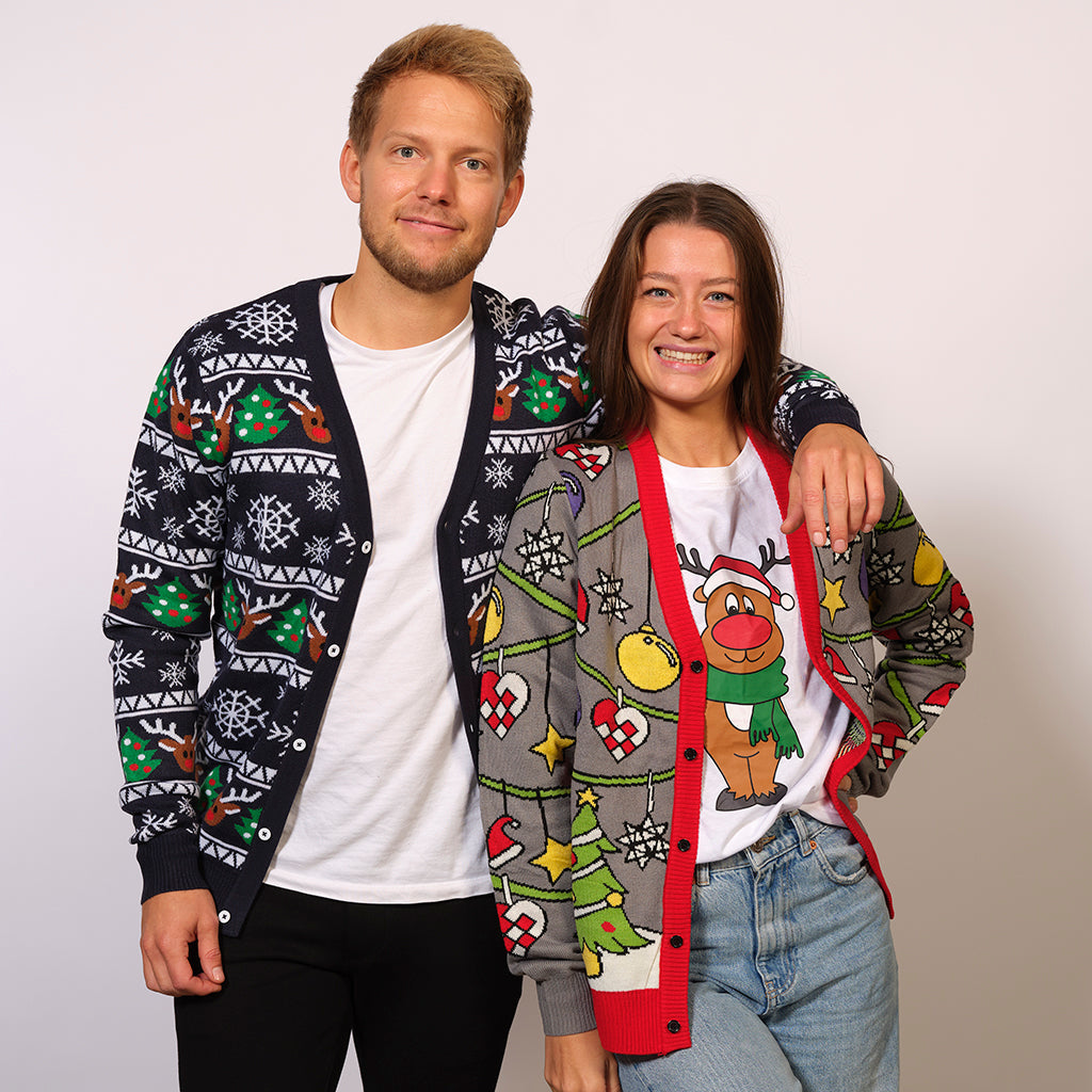 En mann og en kvinne poserer i hver sin julegenser.