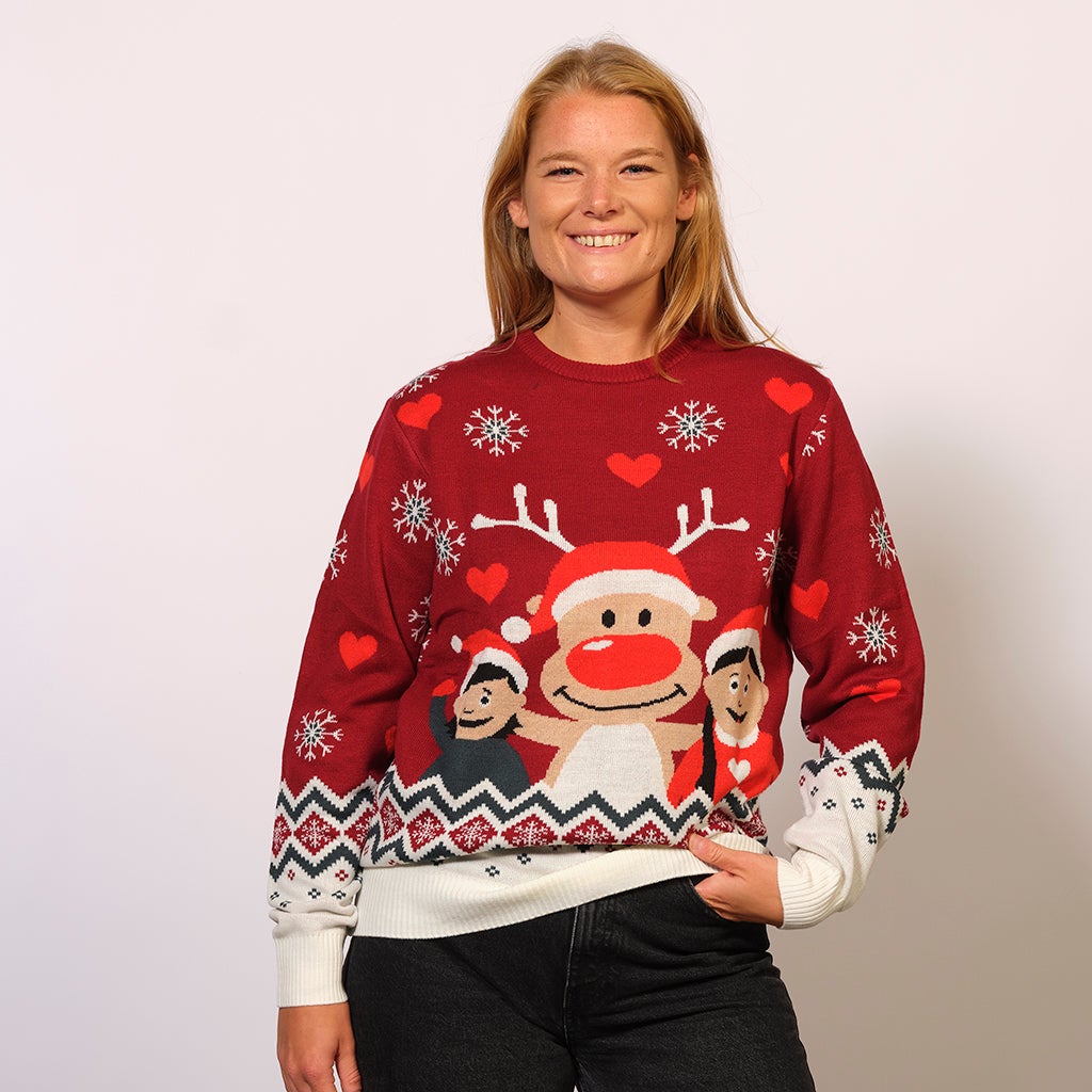 En kvinne i rød julegenser med barn og et reinsdyr på.