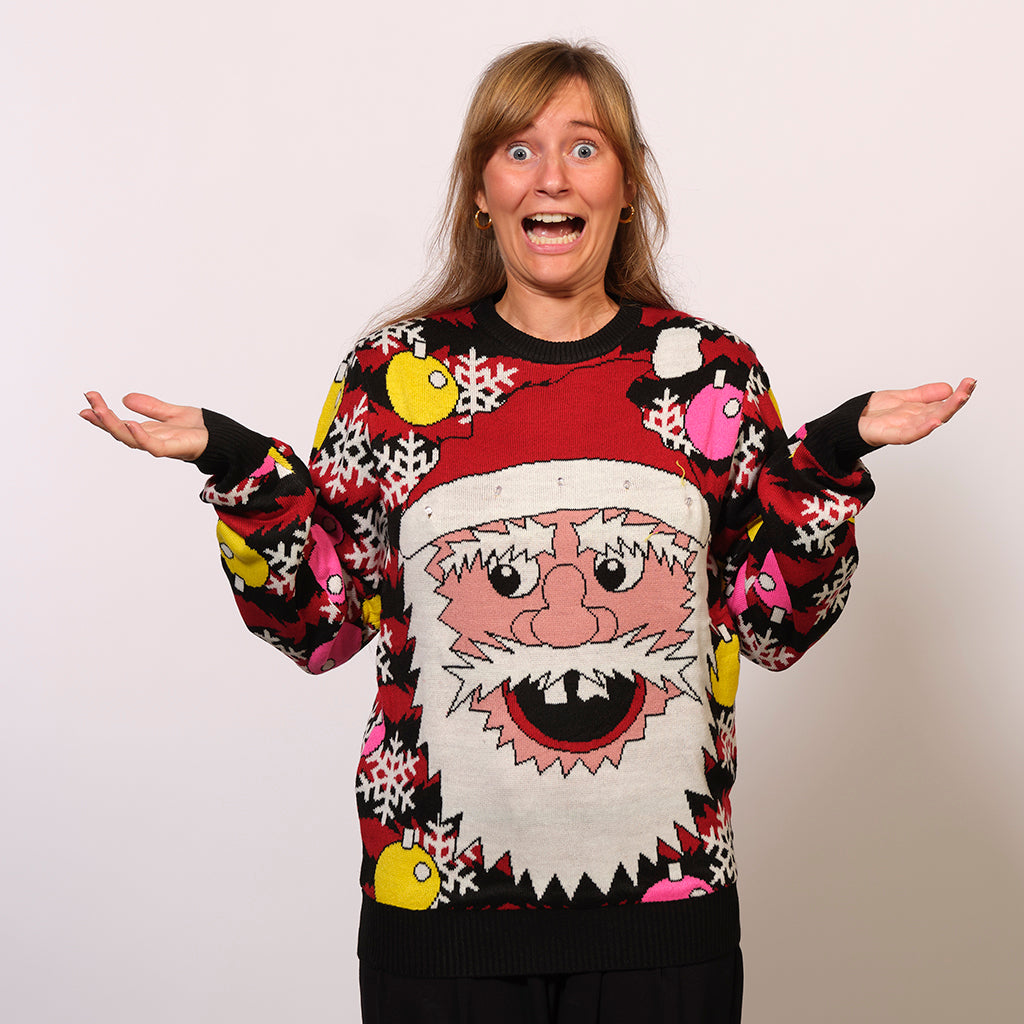 En kvinne med stripete julegenser med julenisse på.