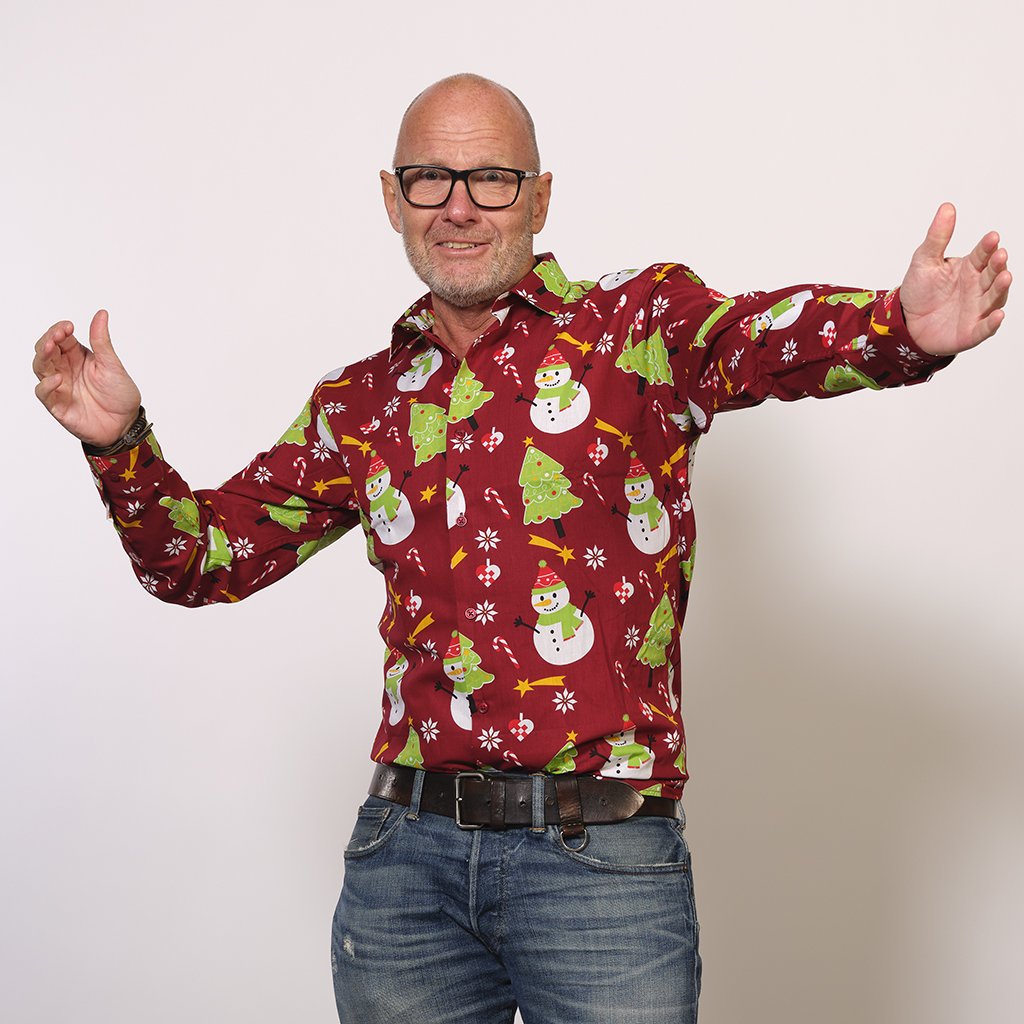 En poserende mann i rød juletrøye.