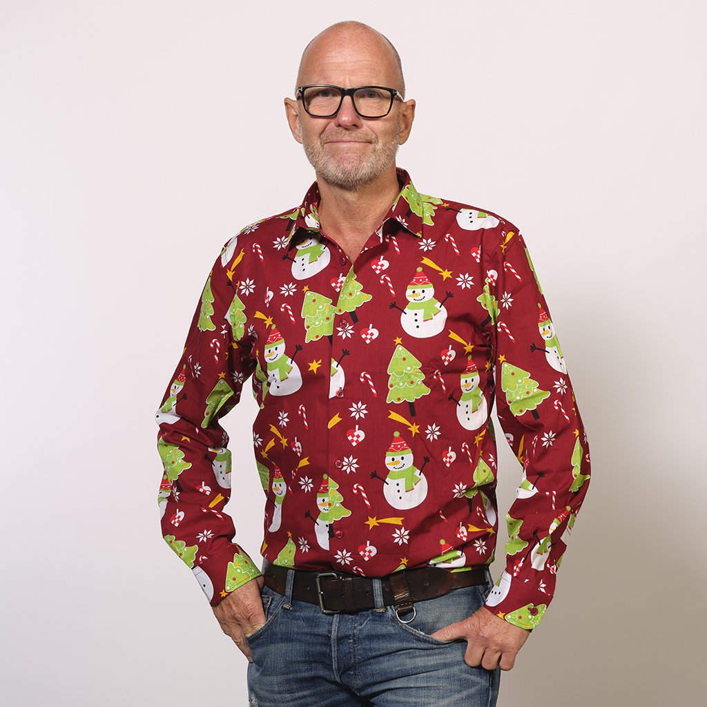 En mann i rød juletrøye.