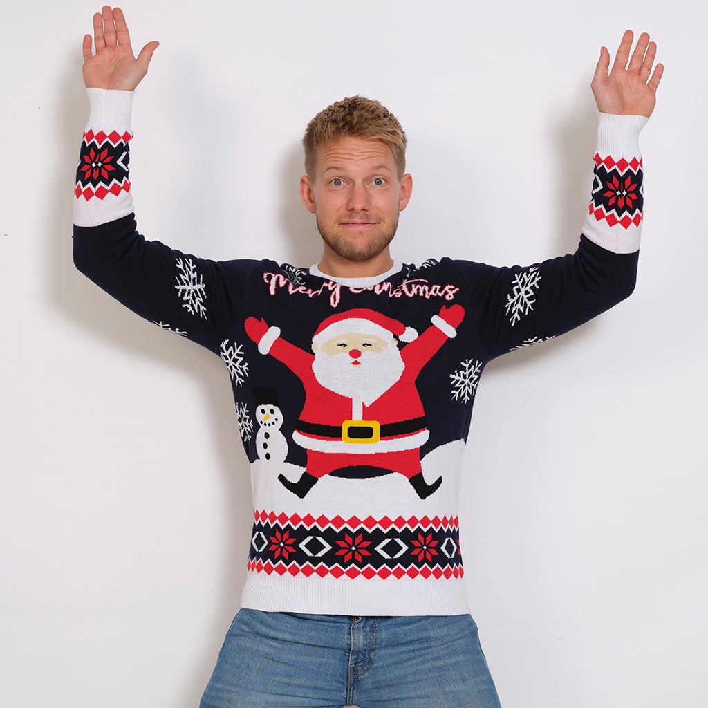 En mann iført en mørk julegenser med julenissen på.