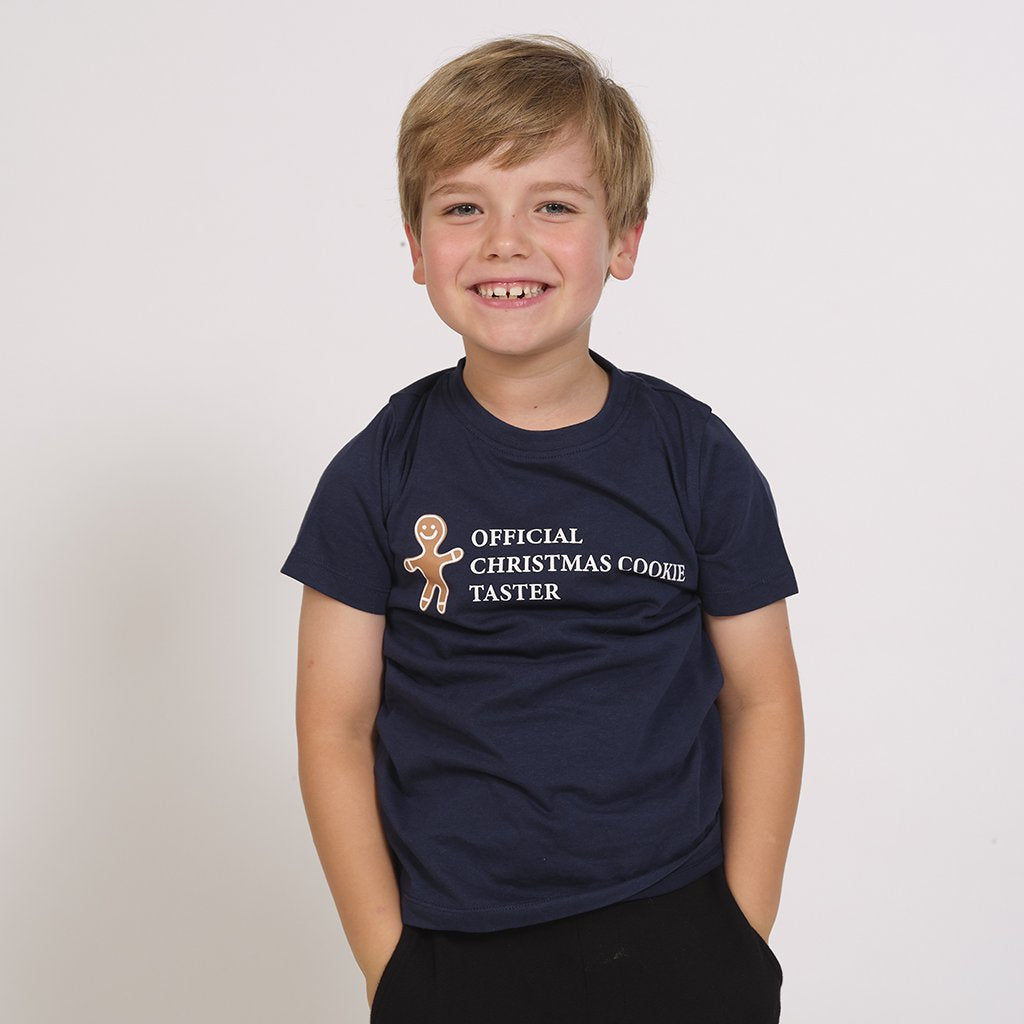 Et barn med en T-shirt med en kakemann på.